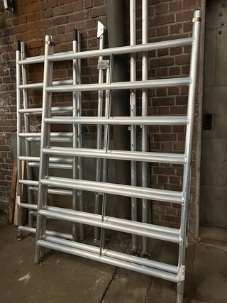 Steiger onderdelen w.o. platform en staanders Zarges